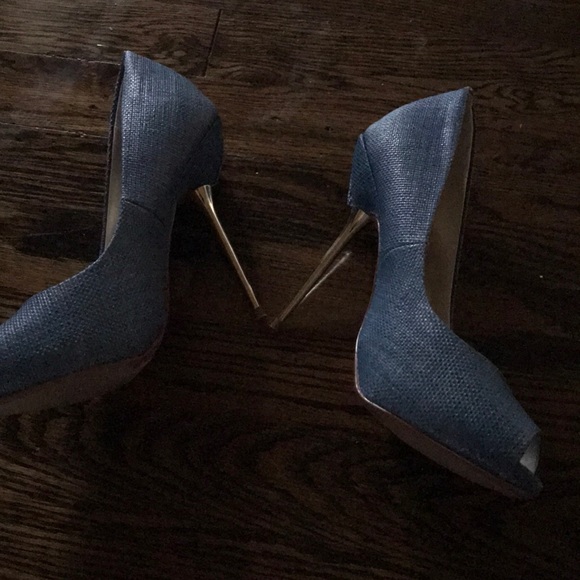Wild Pair Pumps! Textured blue with metal heel! - Picture 3 of 6